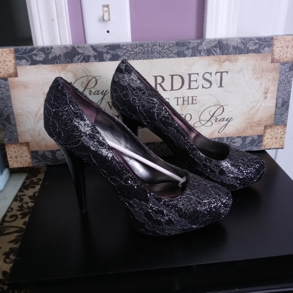 Shoes - Picture 3 of 6